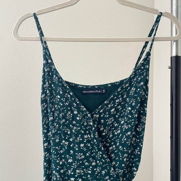 🪴✨ Abercrombie & Fitch Dark Forest Green Floral High-low Wrap Dress in Size M - Picture 2 of 5